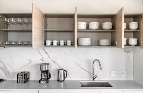 West Loop Gate Apartment | Lovely West Loop 2BR w/Pool, Gym & Lounge, nr L, by Blueground
