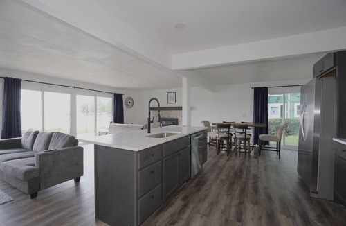 Shelbyville Cottage | Lucky Catch Cottage 4 BR. 2BA. Lakeside, Hot Tub, Sauna, Casino nearby