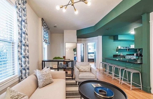 Wrigleyville Apartment | Lucky Green | 9BR, Parking, Sleeps 19 | By Wrigley