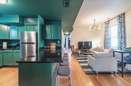 Wrigleyville Apartment | Lucky Green | 9BR, Parking, Sleeps 19 | By Wrigley