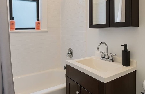 West Lakeview Apartment | Lush Studio Apartment