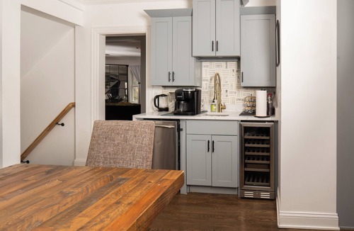 Skokie House | Luxe Haus of Love—Renovated 1938 Cape Cod —Heated FLRS
