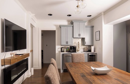 Skokie House | Luxe Haus of Love—Renovated 1938 Cape Cod —Heated FLRS