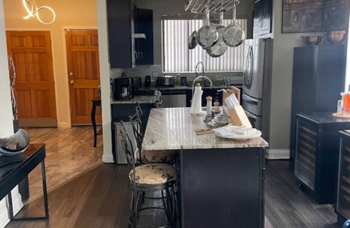 Gary House | Luxurious Stay 5-min from Airport