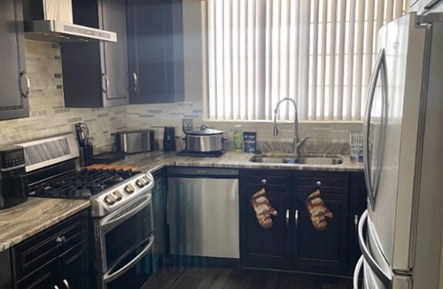 Gary House | Luxurious Stay 5-min from Airport