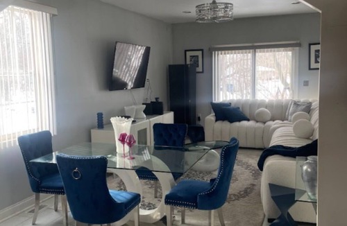 Gary House | Luxurious Stay 5-min from Airport