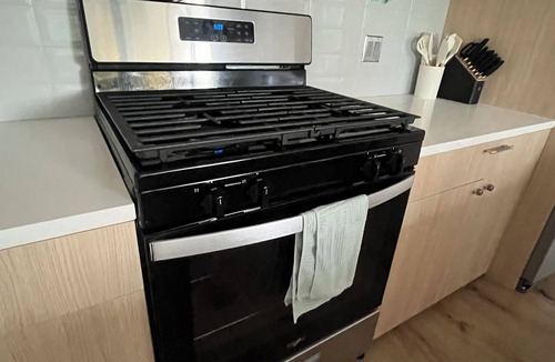 Dunning Apartment | Luxury 1BD residence w/parking. Gated and safe. 15 mins from O’Hara