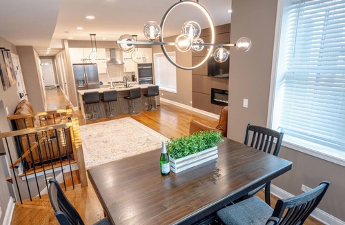 Rogers Park Condo | Luxury 6Bedroom, 4.5 Bathroom Home Mins from Downtown and the Lake