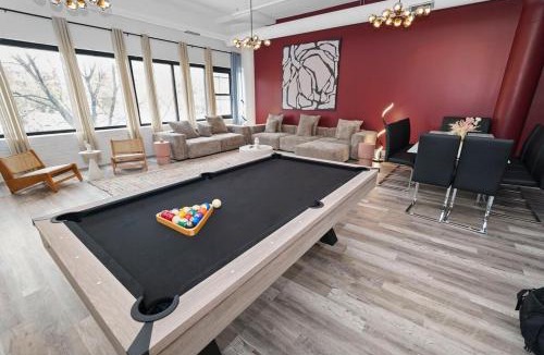 Near South Side Apartment | Luxury 6BR Suite with Pool Table Sleeps 12 Perfect for Group Stay Near McCormick Place, Grant Park and Soldier Field
