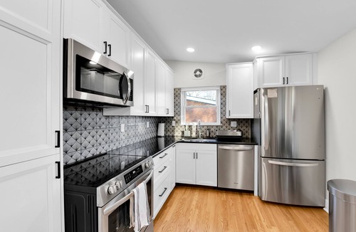 Madison Heights House | ★LUXURY★ 75' TV Game Room w Pergola, BBQ in Quiet Royal Oak Suburbs