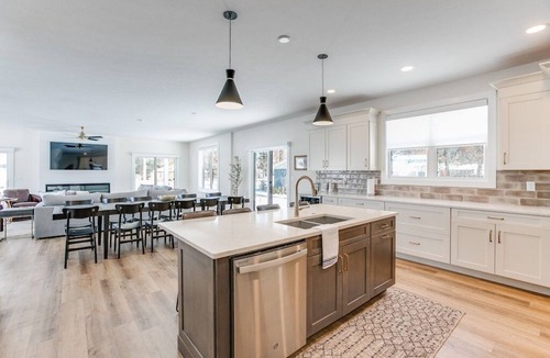 Wooded Estates House | Luxury Estate with Stadium/TDJ Views | Sleeps 20+