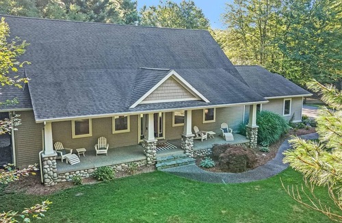 West Olive House | Luxury getaway. 5 BR, 3BA, 3500 sq. Ft., 2 acres. Sleeps16.
