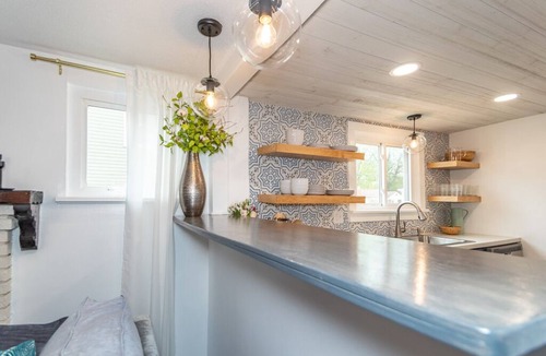 Geneva-on-the-Lake Cottage | Luxury Lakeside Cottage- Girls Getaway - 5 mi to GOTL w/Backyard & Fire pit