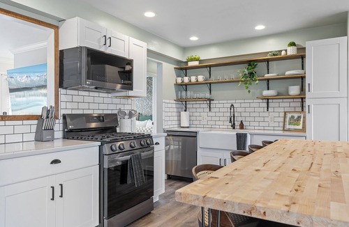 Plymouth House | Luxury Look in Plymouth I Walk to Downtown l Sleeps 8 I Hot Tub