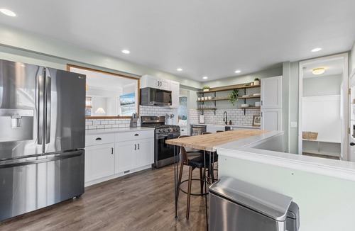 Plymouth House | Luxury Look in Plymouth I Walk to Downtown l Sleeps 8 I Hot Tub