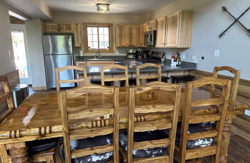 Utica Cabin | Luxury Newly Built Cabin across from Starved Rock golf,boat,hike,sleeps 12 WiFi