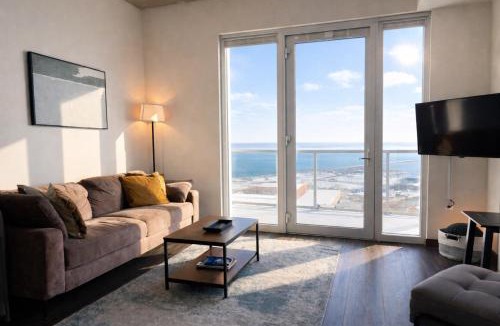 Lower East Side Apartment | Luxury Penthouse Apt Near Brady St with Balcony and Lake View