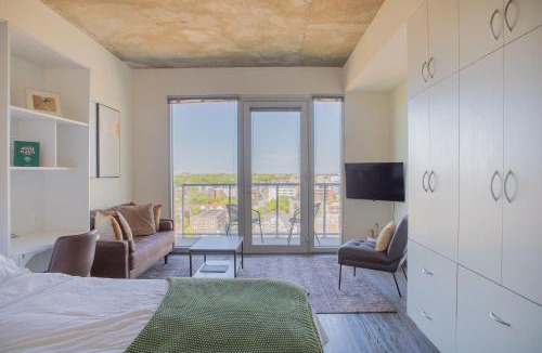 Lower East Side Apartment | Luxury Studio Apt Near Brady St with Balcony and City View