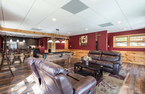Chalet Village North Cabin | Luxury Timber Home, Breath Taking Views, Fireplace, Hot Tub, Pool Table, WiFi