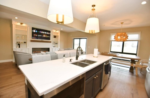 Wooded Estates House | Luxury Townhouse near Notre Dame with Fireplace & Pit (1418)