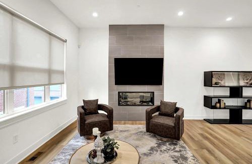 Lockerbie Square House | Luxury Townhouse with Fireplace Rooftop Deck Close to Downtown-Family Friendly