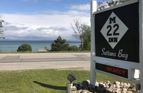 Suttons Bay Hotel | M-22 Inn Suttons Bay
