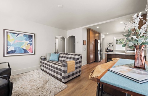 Lakeside House | M2 -Relaxed Beach Stay Fenced Yard, Fire Pit & 2 Living Areas, Pets welcome