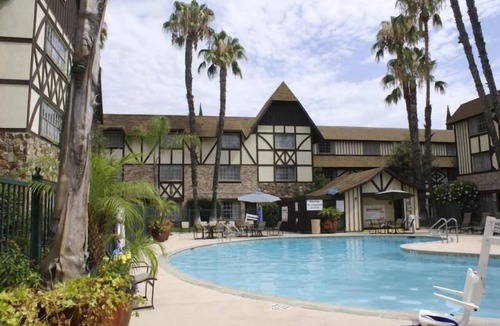 Anaheim Resort Hotel | Magical Oasis Awaits! Castle-Themed Resort with Pool & Free Disneyland Shuttle