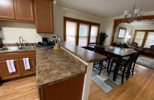 Racine House | Magnificent! Pro Cleaned, Self Check In Sleeps 10