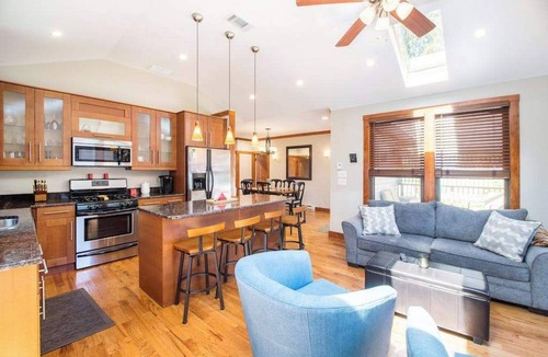 Union Pier House | Main Home & Cozy Guest House w/Two Full Kitchens & Free WiFi - Walk to Beach