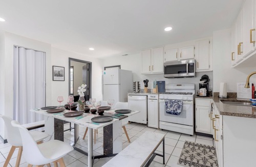 Bridgeport House | Mayors Manor, Zen Garden Oasis, Hot Tub & Sauna in Central Chicago, 8-12 guests