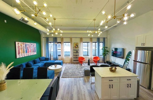 Prairie District Apartment | McCormick 6B/4Ba Luxury Suite for groups/12 guests