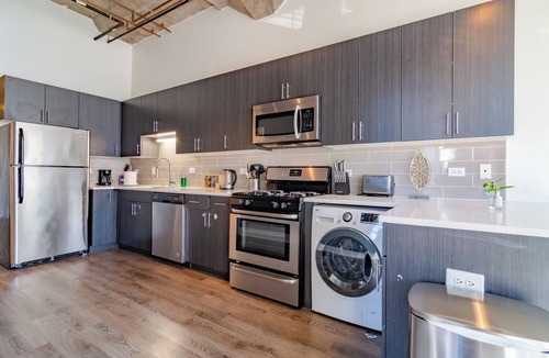 Near South Side House | McCormick Apt 3BR Corner Oasis Near Soldier Field & Museum Campus