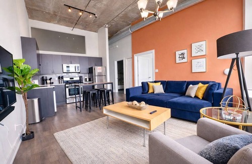 Near South Side Apartment | McCormick Place 2b/2b family unit with optional parking for up to 8 guests