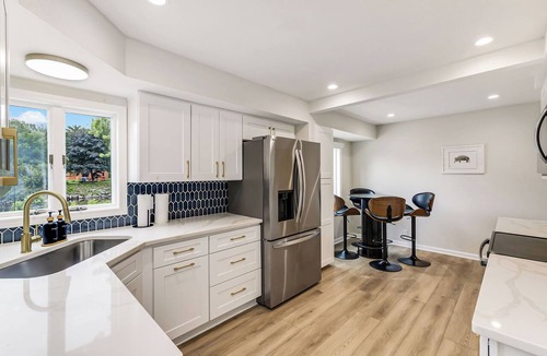 Glendale House | Milwaukee River Retreat, Hot Tub+Game Room+Fire Pit, 5BR, Great for Groups