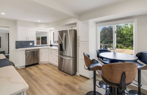 Glendale House | Milwaukee River Retreat, Hot Tub+Game Room+Fire Pit, 5BR, Great for Groups