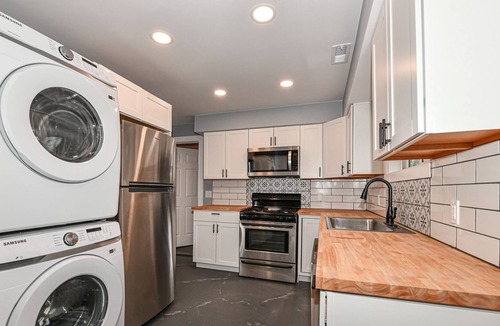 Delavan Lake House | Minutes to Private Pier, Launch, Beach and Park. 2/1 bed with large lot