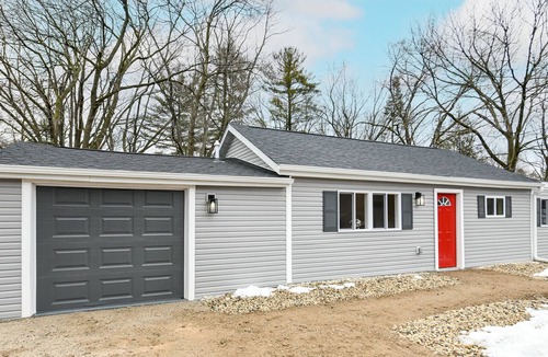 Delavan Lake House | Minutes to Private Pier, Launch, Beach and Park. 2/1 bed with large lot