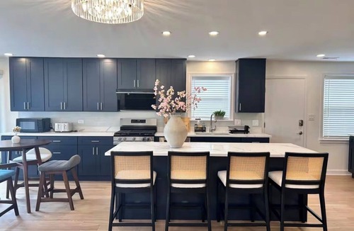 West Ridge House | Modern 4BR Home ,Sleeps 10, 5 Beds, Free Parking Easy Access to Downtown&Lake