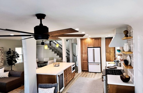 Belmont Shore House | Modern Belmont Shore Beach House. Walk to Sand. Sleeps 8. Patio + Balcony.