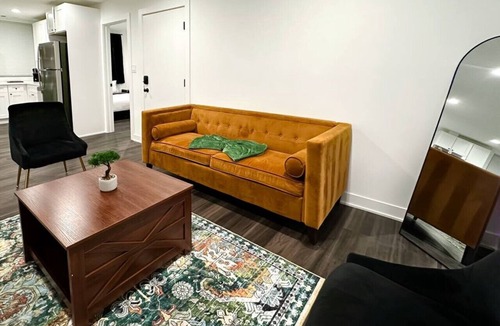 Lavergne Apartment | Modern Berwyn Retreat - 15 Min to Midway - Easy Access to Chicago