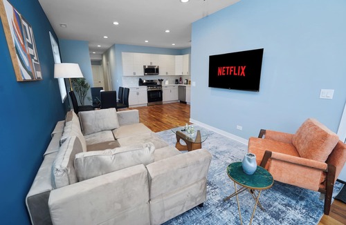 East Garfield Park Hotel | Modern Chicago 3BR Stay, 5 min to United Center