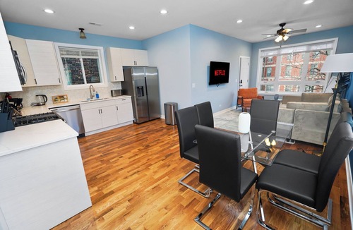 East Garfield Park Hotel | Modern Chicago 3BR Stay, 5 min to United Center