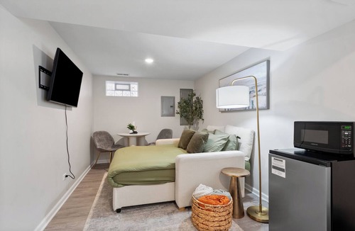 West Ridge Apartment | Modern Clean Private Entry Apartment Free Street Parking Washer & Dryer