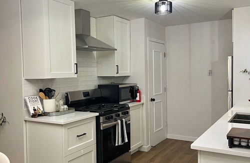 Munster House | Modern Comfort Stay Near Chicago/ Pet-Friendly/Parking /Sleeps 6