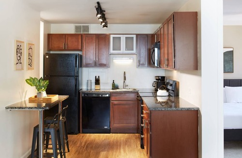 Streeterville Apartment | Modern Corner 2BR in Streeterville | Roof Deck | Lake Views