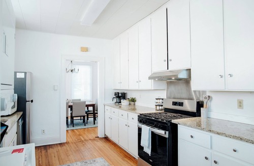 Montgomery House | Modern Cozy 2BR | Pet-Friendly Fast WiFi