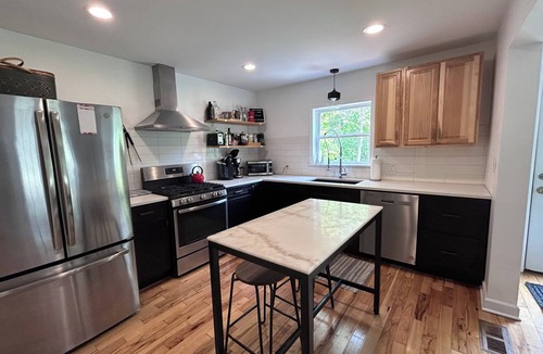 Sawyer House | Modern Designer Beach House 1 mile to the beach! Pet-friendly & bright