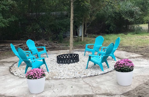 Sawyer House | Modern Designer Beach House 1 mile to the beach! Pet-friendly & bright
