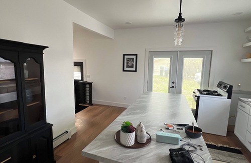 Gladstone House | Modern Family Retreat Near Beach, Downtown. Private Backyard Indoor-Outdoor Deck